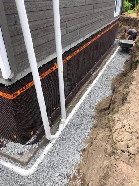 Nettoyage et décapage du béton extérieur avant la pose d’une membrane hydrofuge au Québec.