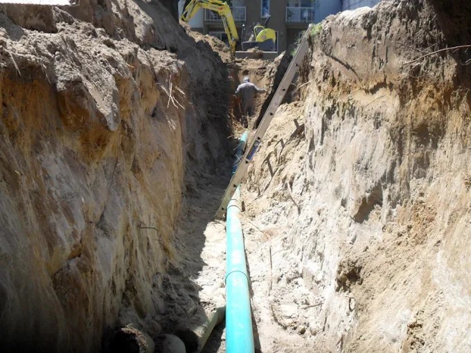 Réparation extérieure d’une fondation lors de travaux de réfection résidentiels au Québec.